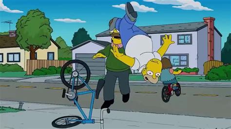 심슨 Homer는 자전거를 타다가 땅에 떨어졌습니다 Youtube