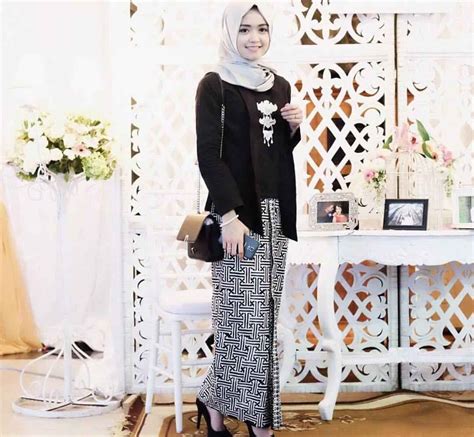 23 Model Kebaya Kutu Baru Warna Hitam Modern Elegan Terbaru 2019