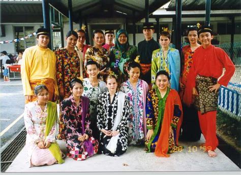 Malaysia has the largest overseas chinese and indian populations. Kasuotan - Malaysia