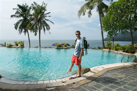 Imagine lush rainforest, glorious sun and sea, a private sandy. Basen w Damai Beach Resort. - Migawki ze świata