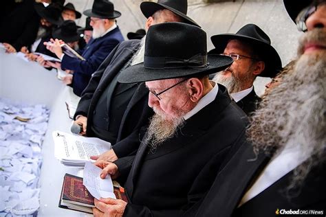 Thousands Of Rabbis From Around The World At The Rebbes Resting Place