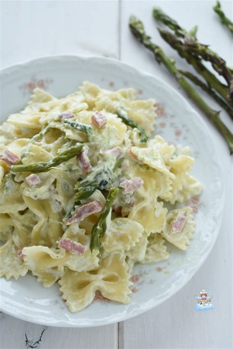 Versate sul fondo di una pirofila un primo strato di besciamella, aggiungete la pasta, poi altra besciamella, il sugo di asparagi, la mozzarella, il prosciutto, il parmigiano grattugiato e un po di pepe. Pasta con asparagi e speck cremosa, saporita e velocissima