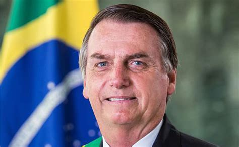 Jair bolsonaro, brazilian politician who was elected president of brazil in october 2018. Segurança de Bolsonaro usa pasta à prova de balas pra ...