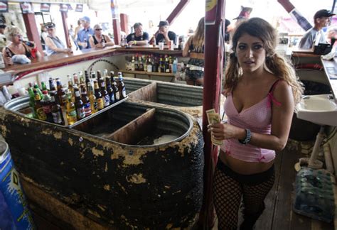 Barmaid Bonanza Temporary Bartenders Make A Haul Slinging Drinks In