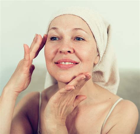 Woman Using Face Cream Stock Image Image Of Moisturizer 94488299