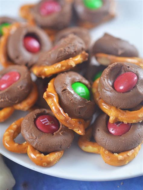 Use them for pie crust, ice cream sandwiches, or top them with frosting and fruit to make mini fruit pizzas. Easy 3 Ingredient Christmas Treats - Recipe Diaries (With ...