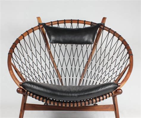 The circle chair shows that wegner was able to maintain his enthusiasm and innovative spirit despite an already long career. Circle chair - Homage Furniture