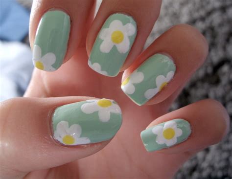 NAILPAINTJOB A Nails Design With Daisys On A Mint Nails 3