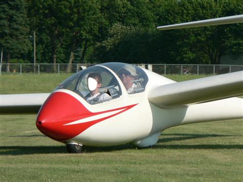 Most early glider designs did not ensure safe flight; Hang gliding - FACEinHOLE