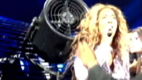 Beyonce Keeps Singing As Hair Caught In Fan During Montreal Concert