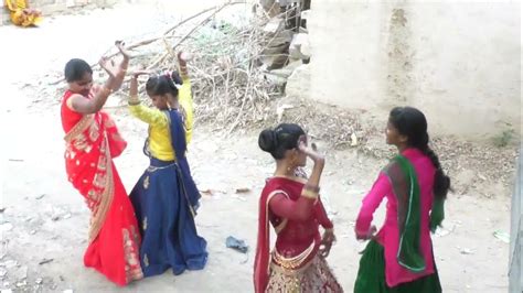 Latest Viral Desi Dance Video Indian Village Girls Dance Performance On Street Dehati Girls