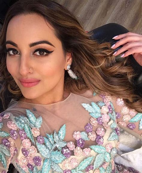 Sonakshi Sinha Looked Glamorous In Dazzling Gown From Manish Malhotra Lady India