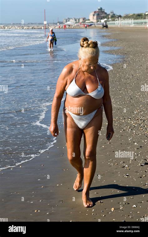 Impresionizem Rastlina Zaslužen attractive mature bikini at the seaside