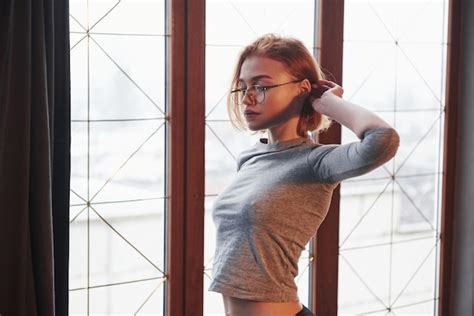 Elegante Mujer Joven Chica Rubia Sexy En Gafas Ropa Interior Y Sin