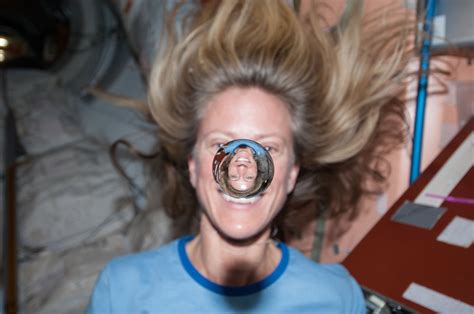 Filenasa Astronaut Karen Nyberg Watches A Water Bubble Float Freely