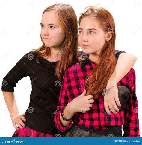 Dos Muchachas Adolescentes Hermosas En Ropa Roja Y Negra Foto De