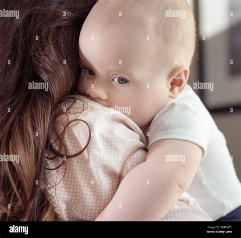 La Madre Abrazando A Su Pequeño Hijo Lindo Fotografía De Stock Alamy