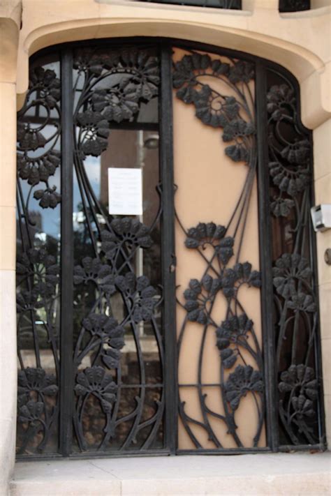 Сочетание старины, черного our simple wrought iron door avoids cluttering the entryway by keeping with the other state of the art design cues. Villa Majorelle - Porte d'entrée - Ecole de Nancy - art ...