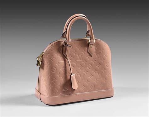 Its products include leather goods, handbags, trunks, shoes, watches, jewelry and accessories. Louis Vuitton, sac Alma - - Expertisez.com