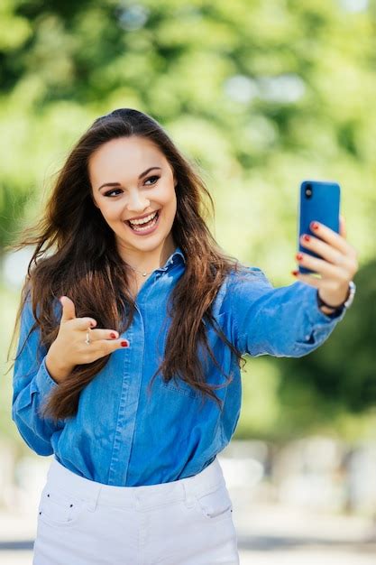 Jeune Fille Souriante Faisant Selfie Wave Sur Caméra Ou Faire Un Appel