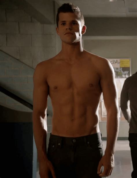 Charlie Carver Star Di Teen Wolf E Desperate Housewives è Gay