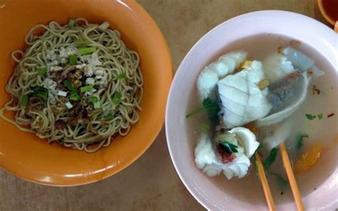 Here is how the best fish head noodle vendors make their broth! Wan Wan has the freshest fish noodles in Kota Kinabalu ...
