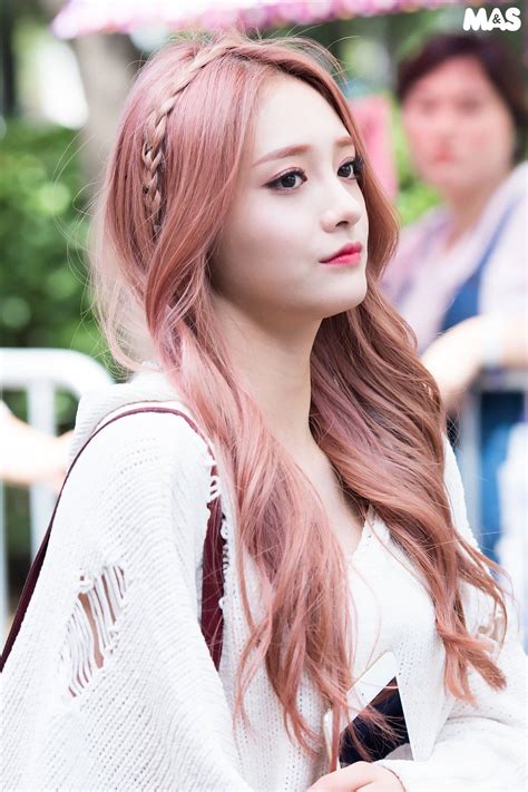 16 K Pop Idols Who Look Breathtakingly Pretty In Soft Pink Curly Hair K Luv