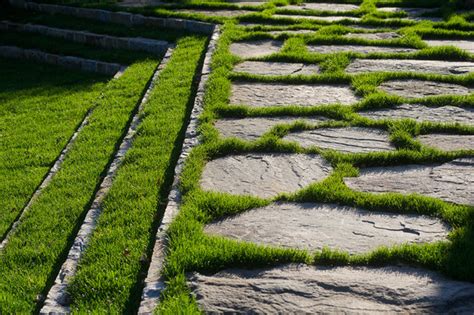 Trittplatten aus naturstein quarzit günstig ab hamburg kaufen geostones germany natursteine gmbh trittplatte trittstein centrum lpm sino grau ø 25 cm bei obi trittsteine schrittsteine stoneproducts gbr mit. Trittplatten im Rasen einmal anders, bitte!