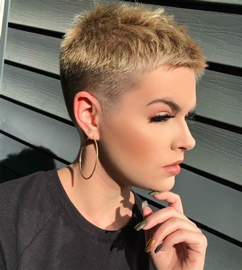 Statement pony's, mullets, laagjeskapsels, gewaagde haarkleuren (koperrood!), shags en pixie cuts. 14x Kapsels Trendy En Elegant! - Korte Kapsels