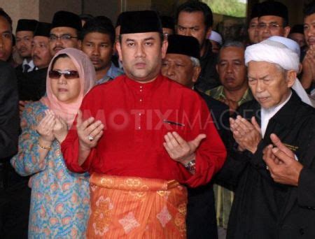 Ta on lapse vanim poeg sultan ismail sultan muhammad v abiellus tengku zubaidah binti tengku norudin bin tengku muda (sündinud kangsadal pipitpakdee), pattani kuninglik. KELAB GREENBOC: Siapa Perempuan Yang Bertuah Itu Tuanku?