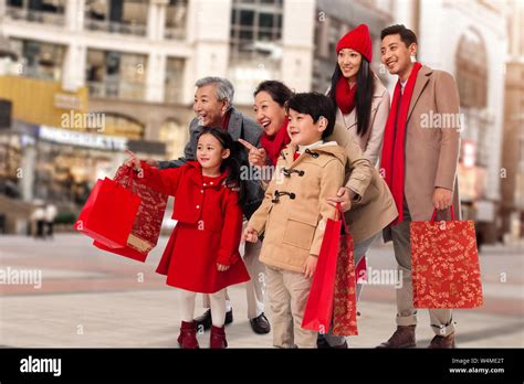 Happy family shopping Stock Photo - Alamy