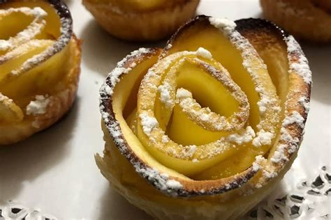 Le rose di mele sono un dolce molto semplice da preparare, tanto buono quanto scenografico! Rose di mele in pasta sfoglia con marmellata alle pesche ...