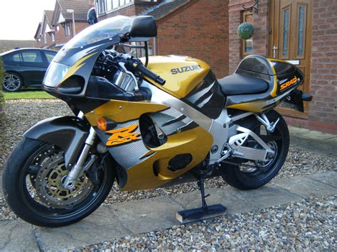 The average price for a suzuki gsxr 750 is around about å£3,800,00 which is a lot of money for a motorbike but it must be worth it for the average price of the top speed of a stock suzuki gsxr 750 is 180 mph i think it can run faster if you tune it up and modify the engine with racing parts. 1996 SUZUKI GSXR 750 SRAD (CARB MODEL) ONLY 22000 MILES!!