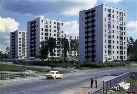 Du hittar verkligen allt du behöver i alla de 150 butikerna. Farsta Centrum | Svenska Bostäder