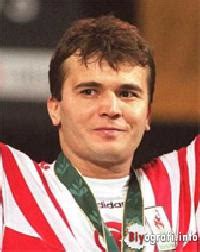 Naim süleymanoğlu, anavatana sığınmadan önce bulgaristan forması altında 1982 dünya gençler (koparma, silkme, total),1983 dünya gençler (koparma), 1983 dünya gençler (total şampiyonlukları. Naim Süleymanoğlu Biyografi.info.