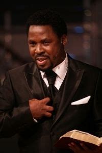 Joshua speaks at a memorial service in lagos, nigeria, december 31, 2014. T.B. Joshua - getuigenissen van bezoekers