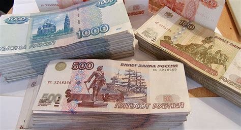 Курс рубля падает по отношению к доллару