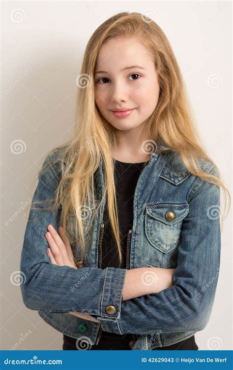 Милая маленькая девочка в куртке джинсовой ткани Стоковое Изображение