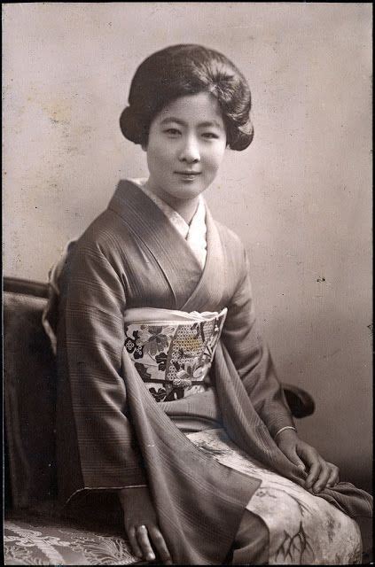 vintage everyday 32 vintage portraits of beautiful japanese women dressing in kimonos from the