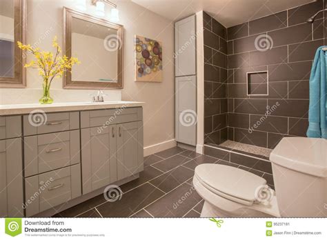 By keeping the walls and the vanity simple and neutral, the designer is able to experiment with the shower and floor tiles and create a load of visual interest with this starburst pattern. Modern Bathroom In California Home With Plants And Dark ...
