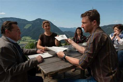 Wie oft hat er die frauen die nicht bei drei auf den bäumen waren flach gelegt und sein bruder ist ja noch ne schlimmere nummer. Der Bergdoktor, Zwei Wahrheiten ZDF | YOUTV