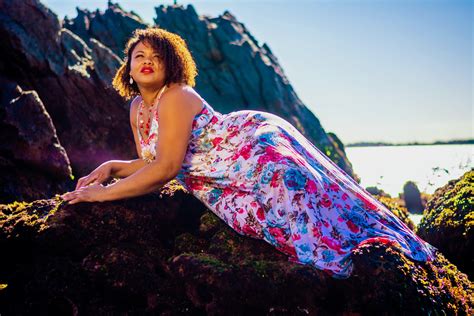 Gambar Pantai Laut Gadis Wanita Fotografi Sinar Matahari Bunga Model Musim Semi Warna