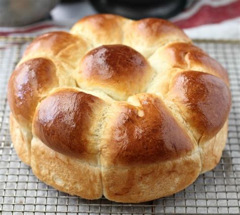 This sourdough hokkaido milk bread with tangzhong combines two of my favorite bread techniques, using sourdough starter to leaven bread, and using the tangzhong method. Hokkaido Milk Bread Rolls | Karen's Kitchen Stories