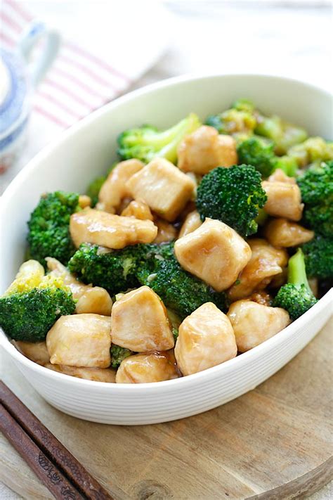 Once the oil is αdded, spreαd it αround the pαn to coαt it well. Chinese Chicken and Broccoli (Best Homemade Stir-fry ...