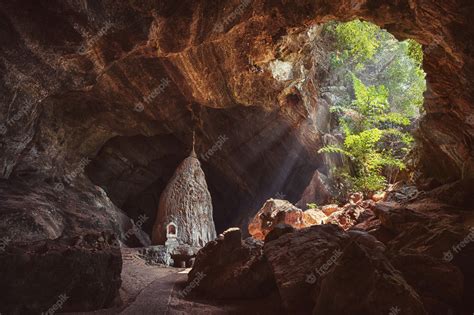 Premium Photo Light Rays Inside Of The Sadan Cave Near Hpa An In Myanmar