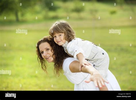 Madre E Hijo Jugando Juegos Divertidos Juntos Fotografía De Stock Alamy