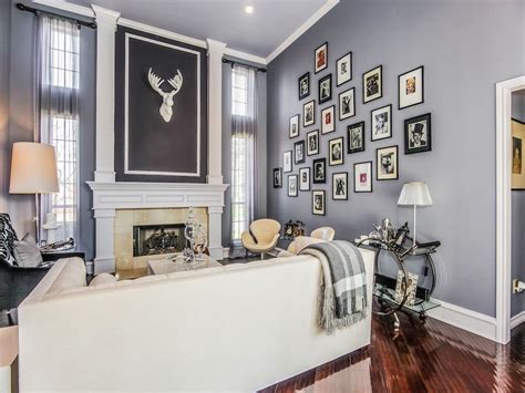 Gray walls in industrial style living rooms make up 24.9% of walls while white makes up 45.6% of industrial living room walls. 72 Living Rooms with White Furniture (Sofas and Chairs)