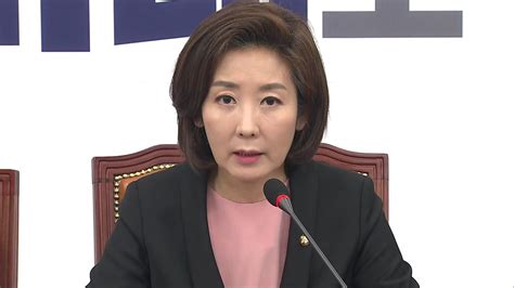 나경원 미래통합당 동작구을 후보가 시민들에게 지지를 호소하고 있는 모습. 정치나경원, '우리 일본' 발언 논란에 "의미 없는 말버릇" | YTN