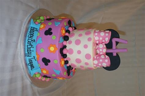 I Love The Combination Of Flowers And Polka Dots Minnie Mouse Birthday Cakes Birthday Cake