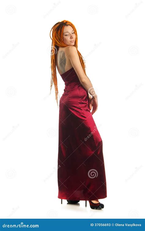 Une Belle Femme Dune Chevelure Rouge Dans La Robe Rouge Image Stock
